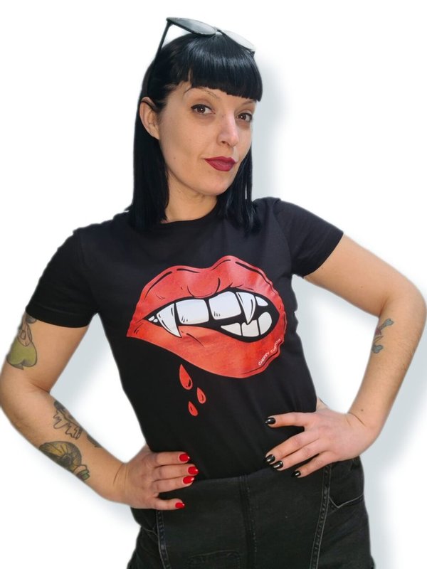 Camiseta negra labios vampiro